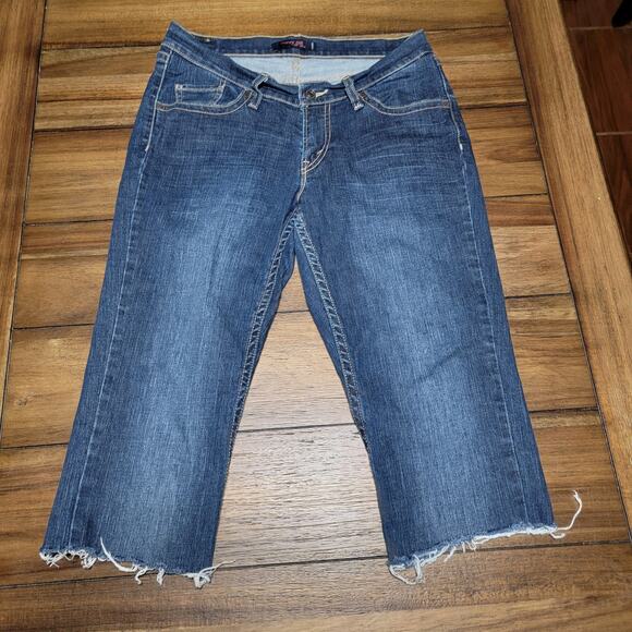 Levis 528 Denim Capris Curvy Cut w/ Raw Hem - Size 9 M - Picture 1 of 6